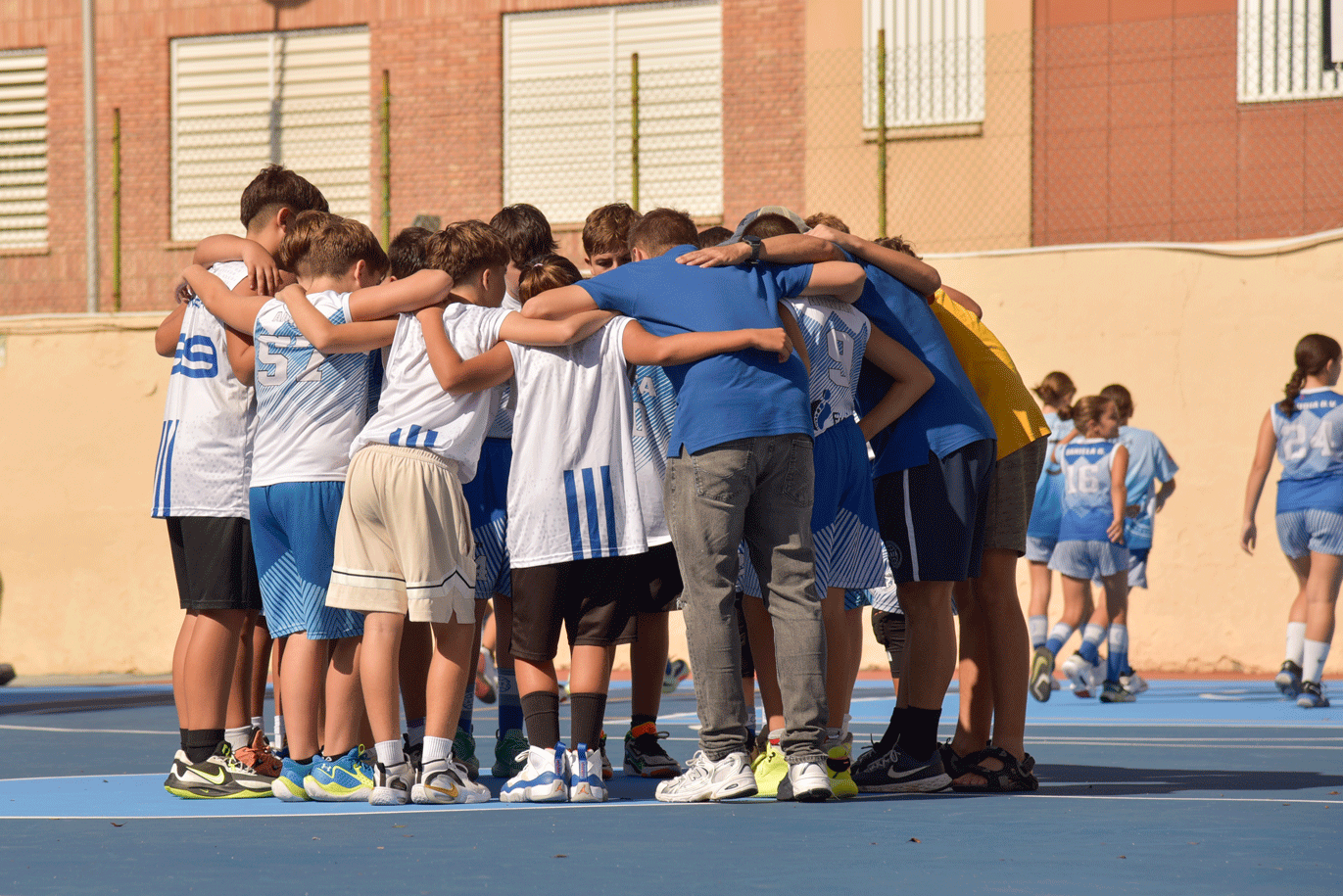 UN GRAN EQUIPO CERCA DE TI